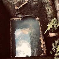 ���L�M����