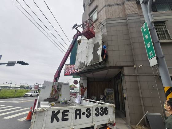 台南吊車-台南東區廣告帆布拆換
