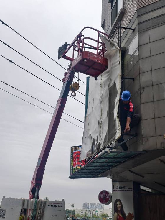 台南吊車-台南東區廣告帆布拆換