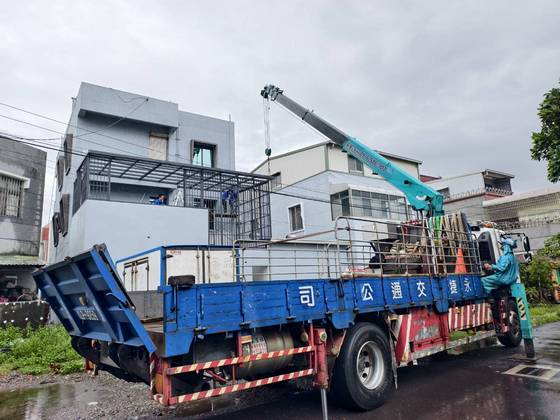 高雄竹滬吊掛採光罩 運輸及安裝