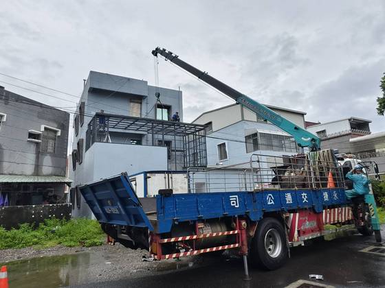 高雄竹滬吊掛採光罩 運輸及安裝