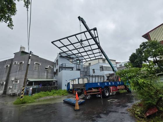 高雄竹滬吊掛採光罩 運輸及安裝