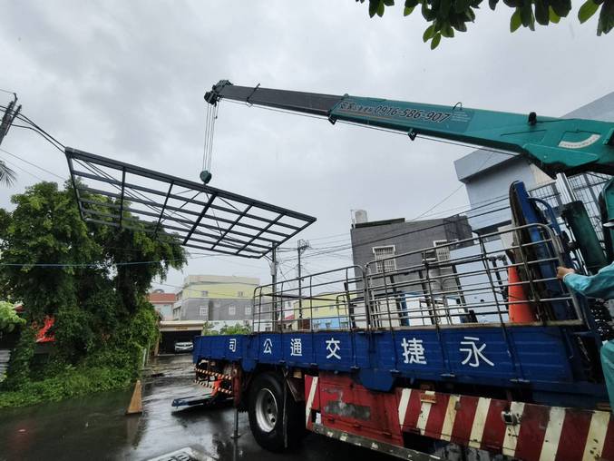 高雄竹滬吊掛採光罩 運輸及安裝