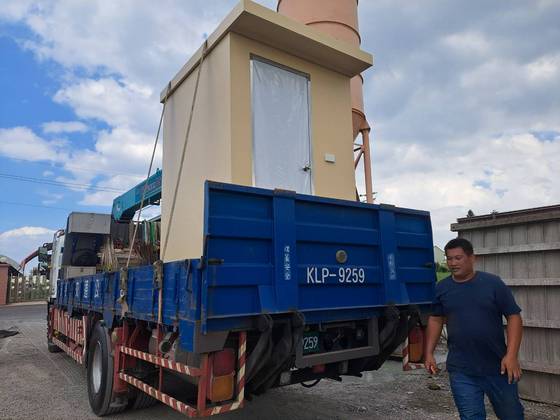 佳里區 運送水泥廁所吊掛定位