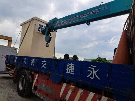 佳里區 運送水泥廁所吊掛定位