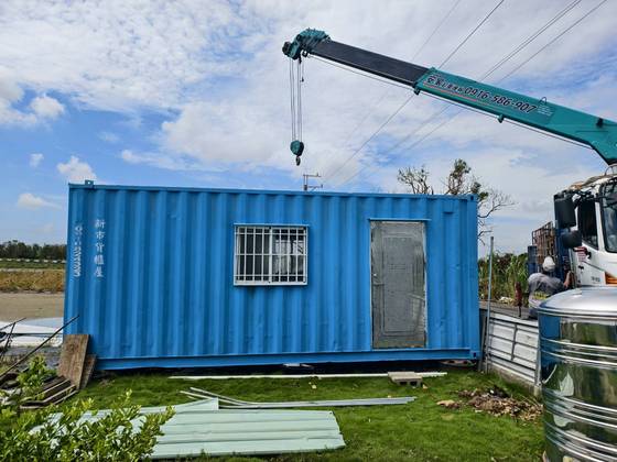 麻豆區，貨櫃翻倒定位吊掛工程