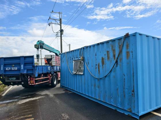 麻豆區，貨櫃翻倒定位吊掛工程