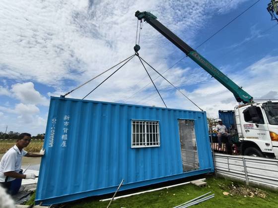 麻豆區，貨櫃翻倒定位吊掛工程