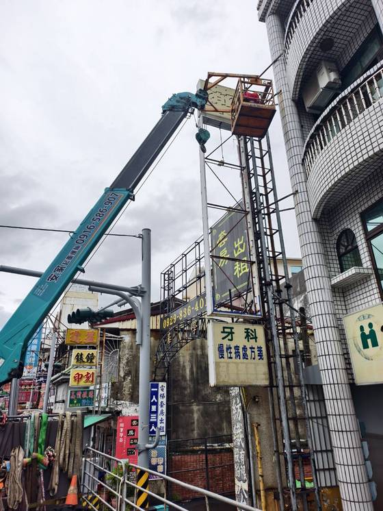 台南仁德區 拆除招牌工程