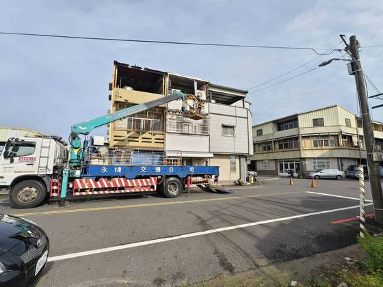 後壁區固定籠採光罩修繕及鐵皮屋修繕